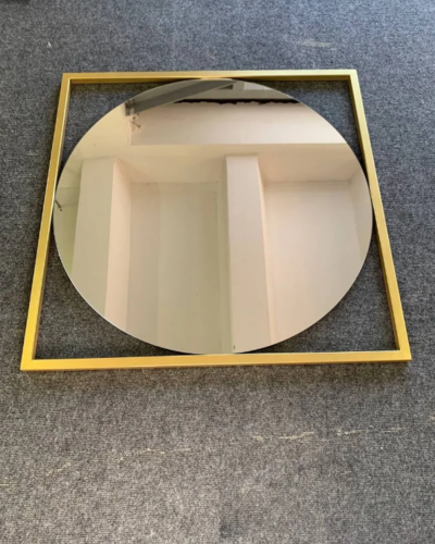 Дизайнерское настенное зеркало Glass Memory Image в металлической раме золотого цвета